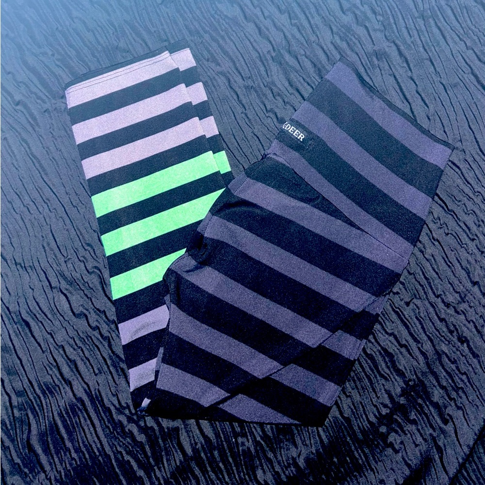 K-DEER green accent stripe capri leggings